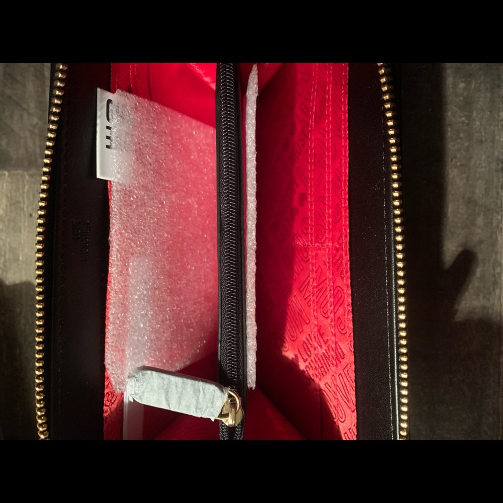 ❤️🖤❤️🖤Love Moschino wristlet wallet🖤❤️🖤❤️ - Picture 3 of 5